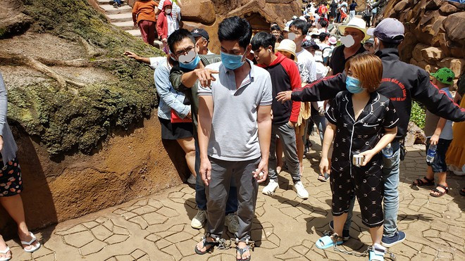 Thực nghiệm hiện trường các đối tượng móc túi trong Khu du lịch Đường hầm điêu khắc ẢNH: G.B