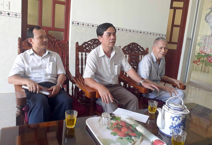 Lãnh đạo huyện Chư Prông thăm thương binh Nguyễn Đình Thư (bìa phải; thôn Đồng Tâm. xã Bàu Cạn) Ảnh: VĨNH HOÀNG 