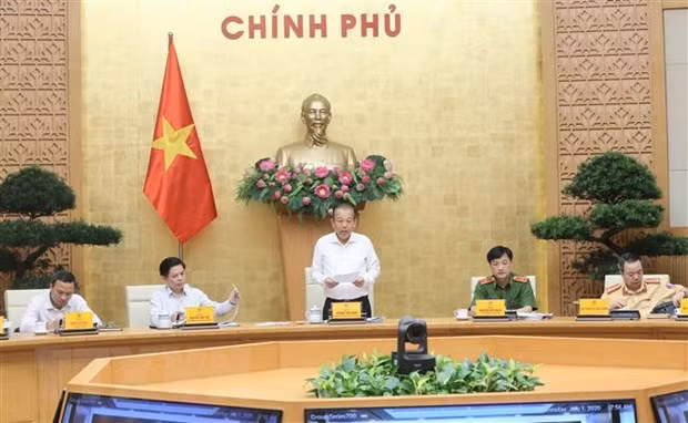 Phó Thủ tướng Trương Hòa Bình chủ trì Hội nghị toàn quốc sơ kết công tác bảo đảm trật tự an toàn giao thông. (Ảnh: Doãn Tấn/TTXVN)