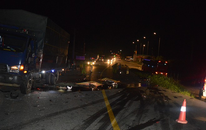 Hiện trường vụ tai nạn giao thông nghiêm trọng khiến 2 người chết tại chỗ ẢNH: TRÙNG DƯƠNG