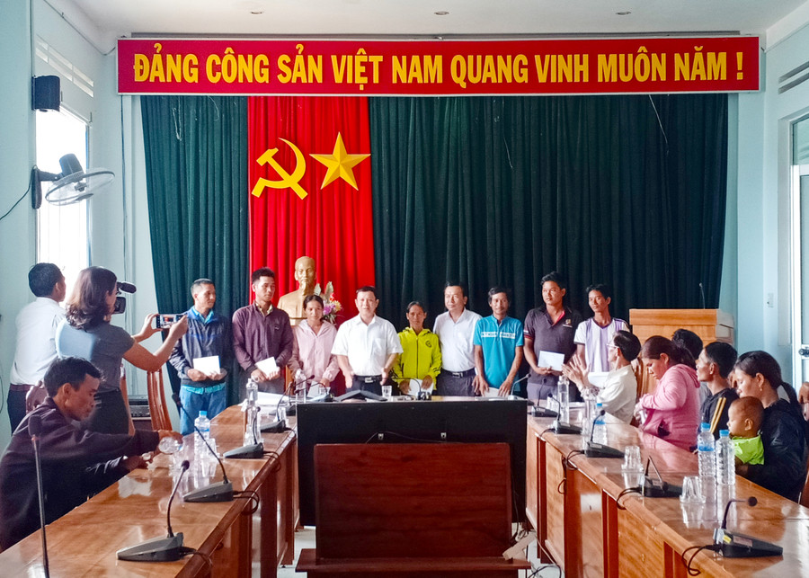Ban Dân tộc tỉnh tặng quà cho các gia đình bị thiệt hại. Ảnh: Như Loan 