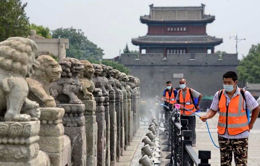  Phun thuốc khử trùng nhằm ngăn chặn sự lây lan của COVID-19 tại Bắc Kinh, Trung Quốc, ngày 4/7/2020. (Ảnh: THX/TTXVN)