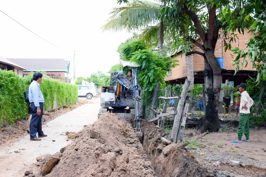 Thi công lắp đặt hệ thống đường ống nước sinh hoạt tại buôn Jứ Ma Nai (xã Ia Rtô). Ảnh: NGỌC SANG 