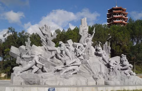 Tượng đài tưởng nhớ 10 nữ TNXP hy sinh tại Khu di tích lịch sử Ngã ba Đồng Lộc. Ảnh: Báo Hà Tĩnh Tượng đài tưởng nhớ 10 nữ TNXP hy sinh tại Khu di tích lịch sử Ngã ba Đồng Lộc. Ảnh: Báo Hà Tĩnh