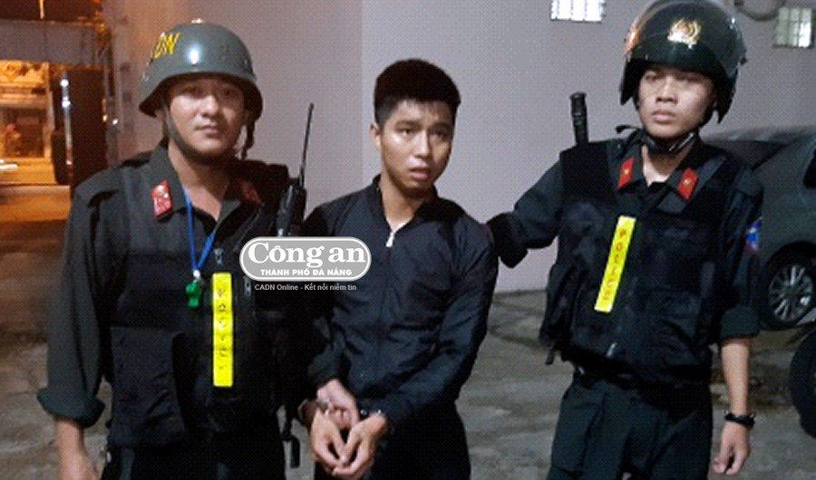 Lực lượng CSCĐ CATP Đà Nẵng dẫn giải đối tượng Lê Hồng Phúc về trụ sở Công an. Lực lượng CSCĐ CATP Đà Nẵng dẫn giải đối tượng Lê Hồng Phúc về trụ sở Công an.
