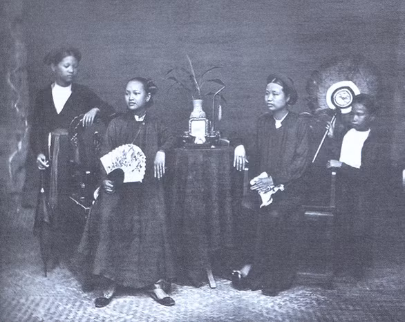 Phụ nữ với áo dài xưa, ảnh chụp năm 1884. Hai người ngồi giữa mặc áo năm thân, hai người hầu mặc áo tứ thân - Ảnh: C. Hocquard
