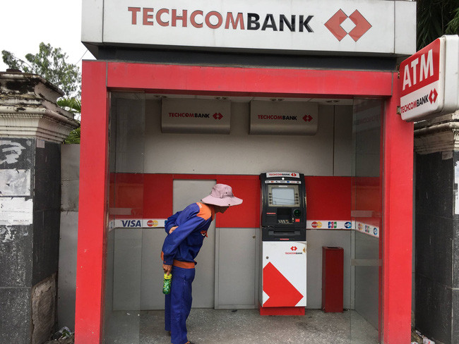 Một cây ATM của ngân hàng bị đập phá trước đó. Một cây ATM của ngân hàng bị đập phá trước đó.