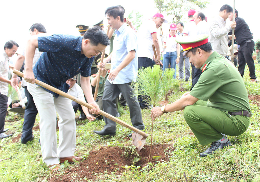 Các đại biểu trồng cây tại Khu lâm viên Biển Hồ. Ảnh: Nguyễn Diệp
