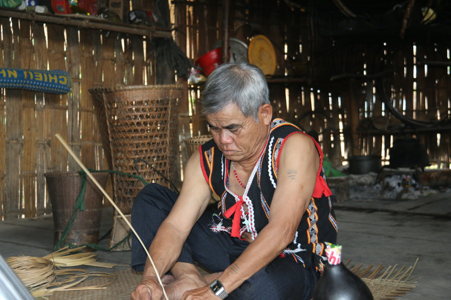 Nghệ nhân ưu tú A Nan. Ảnh: T.N Nghệ nhân ưu tú A Nan. Ảnh: T.N