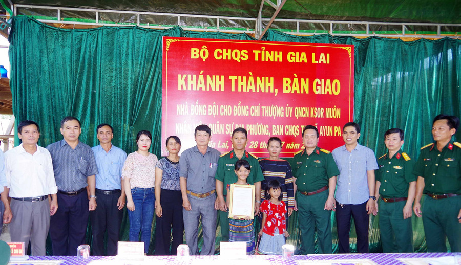 Lãnh đạo, chỉ huy, chính quyền và nhân dân trên địa bàn chụp ảnh lưu niệm cùng gia đình Thượng úy QNCN Ksor Muôn. Ảnh: Huy Bắc 