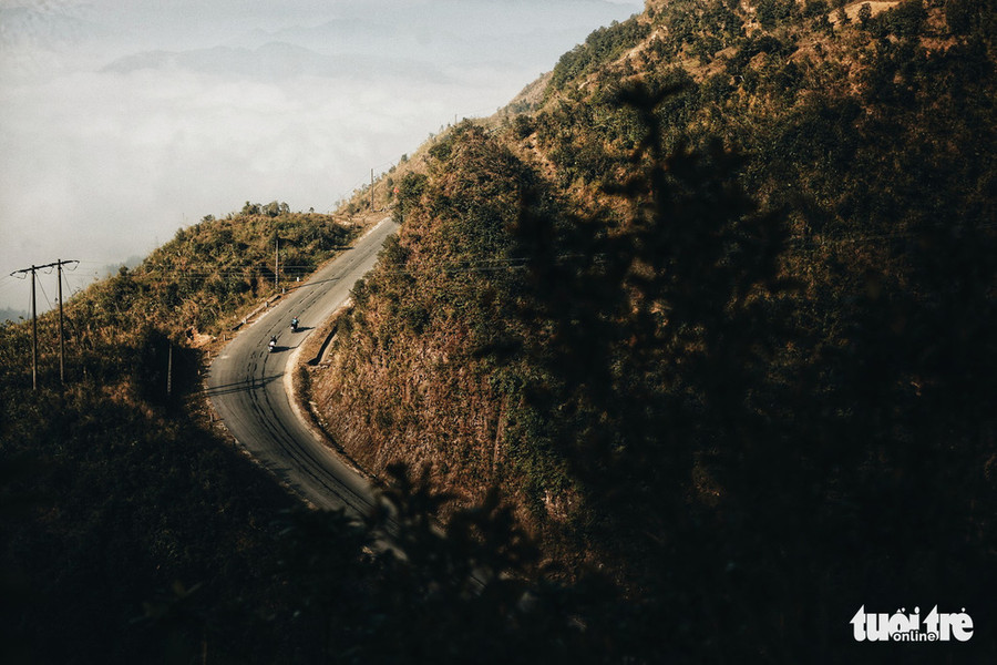 Con đường ngoằn ngoèo quanh sườn núi tách chúng tôi dần khỏi phố thị - Ảnh: MAI THƯƠNG