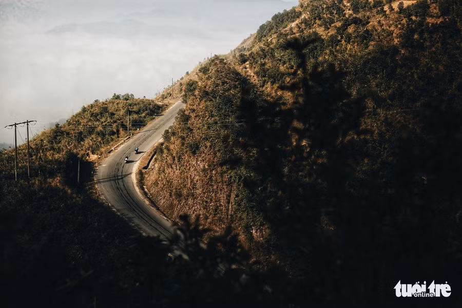Con đường ngoằn ngoèo quanh sườn núi tách chúng tôi dần khỏi phố thị - Ảnh: MAI THƯƠNG