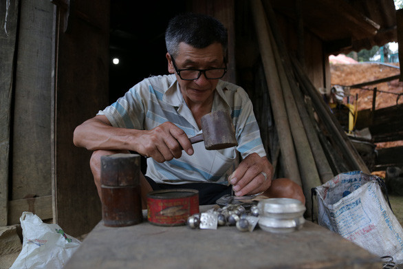 Ông Lý Phú Cát làm một đồng tiền bạc trang sức được đeo trước ngực Ông Lý Phú Cát làm một đồng tiền bạc trang sức được đeo trước ngực