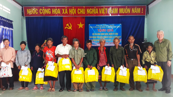 Huyện Kông Chro tặng quà cho các gia đình chính sách, người có công nhân Ngày Thương binh-Liệt sĩ (27-7). Ảnh: An Phát