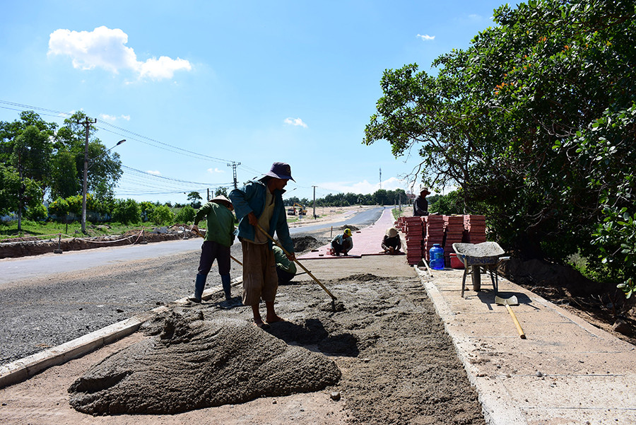  Công nhân thi công lát gạch block trên vỉa hè đường Hùng Vương. Ảnh: T.S