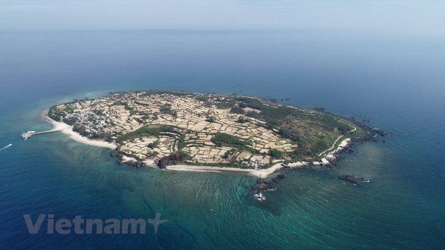 Đảo Bé Lý Sơn được mệnh danh là 'Maldives của Việt Nam', sở hữu nước biển trong xanh nhìn thấy tận đáy, bãi cát trắng mịn cùng những rặng san hô rực rỡ sắc màu thu hút du khách tắm biển và chụp hình sống ảo. Ảnh: Tùng Lâm/Vietnam+ Đảo Bé Lý Sơn được mệnh danh là 'Maldives của Việt Nam', sở hữu nước biển trong xanh nhìn thấy tận đáy, bãi cát trắng mịn cùng những rặng san hô rực rỡ sắc màu thu hút du khách tắm biển và chụp hình sống ảo. Ảnh: Tùng Lâm/Vietnam+