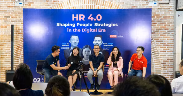 Kevin Tùng Nguyễn (trái) điều phối một hội về nhân sự do JobHopin tổ chức miễn phí đầu tháng 7. Ảnh: NGHI NGUYỄN
