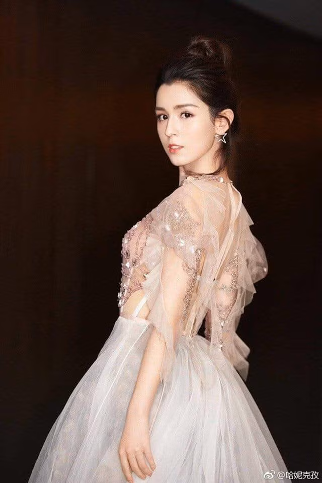 Mỹ nhân nổi tiếng sau một đêm này cũng nhận được nhiều ưu ái từ nhà đài và nhà sản xuất show Hoa ngữ. Cuối tháng 12/2018 cô được mời làm MC cho một chương trình truyền hình quan trọng.