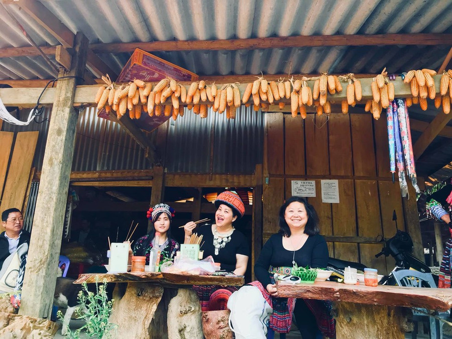 Sin Suối Hồ được du khách đánh giá như một bức tranh mà thiên nhiên ban tặng với những cánh rừng nguyên sinh xanh tốt, ngôi nhà trình tường kết hợp cùng các vườn địa lan, vườn đào rực rỡ