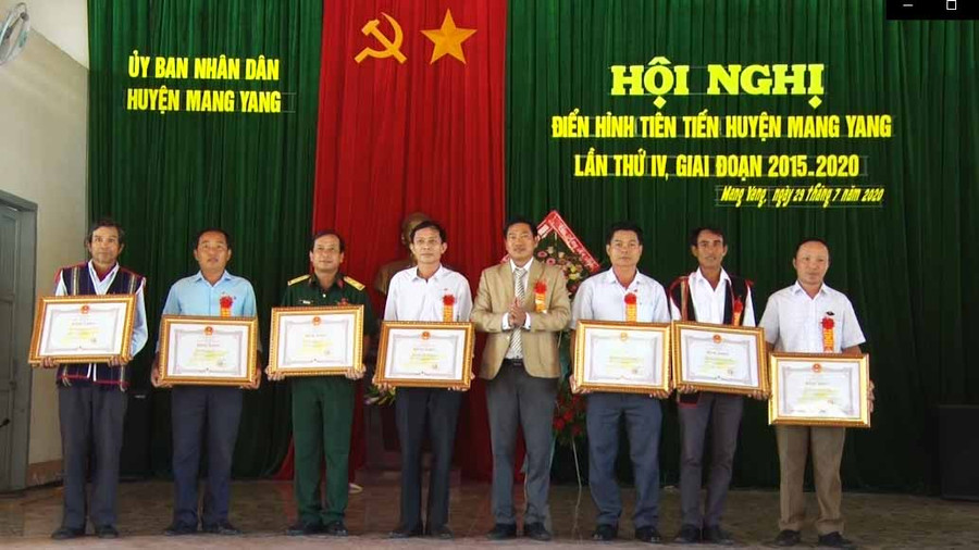Hội nghị điển hình tiên tiến huyện. Ảnh: Thanh Xuyên – Minh Hoàn