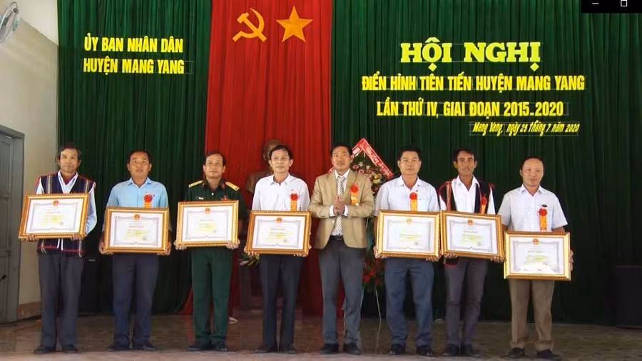 Hội nghị điển hình tiên tiến huyện. Ảnh: Thanh Xuyên – Minh Hoàn