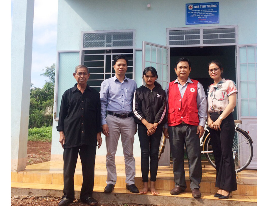 Bàn giao nhà tình thương cho em Siu H’Hạ Mi. Ảnh: Hồng Ngọc  Bàn giao nhà tình thương cho em Siu H’Hạ Mi. Ảnh: Hồng Ngọc