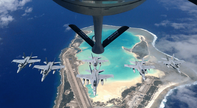 Các máy bay USAF Hornet tiếp nhiên liệu trên đảo Wake ở phía Tây Thái Bình Dương. Ảnh: USAF
