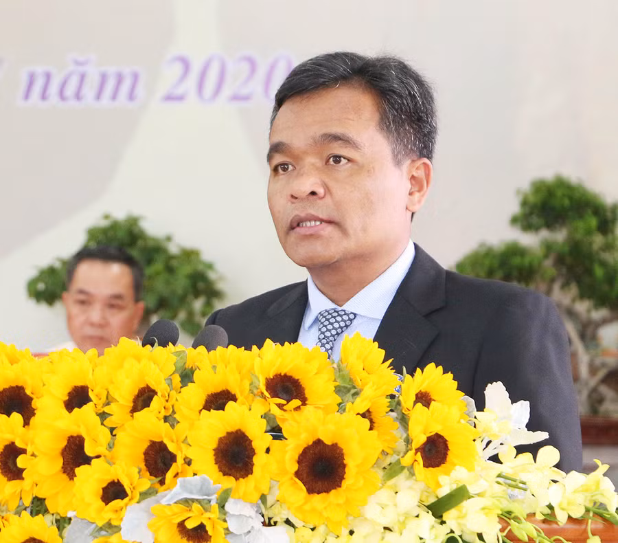 Đồng chí Hồ Văn Niên-Ủy viên dự khuyết Ban Chấp hành Trung ương Đảng, Bí thư Tỉnh ủy, Trưởng đoàn đại biểu Quốc hội tỉnh phát biểu chỉ đạo tại Đại hội đại biểu Đảng bộ thị xã An Khê lần thứ XVII (nhiệm kỳ 2020-2025). Ảnh: Quang Tấn Đồng chí Hồ Văn Niên-Ủy viên dự khuyết Ban Chấp hành Trung ương Đảng, Bí thư Tỉnh ủy, Trưởng đoàn đại biểu Quốc hội tỉnh phát biểu chỉ đạo tại Đại hội đại biểu Đảng bộ thị xã An Khê lần thứ XVII (nhiệm kỳ 2020-2025). Ảnh: Q.T