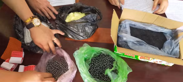 Các loại đạn bi sắt, tiền chất thuốc nổ và tang vật liên quan mà Công an huyện Quan Hóa (Thanh Hóa) thu giữ được tại gia đình ông Lương Văn Vượt ở thị trấn Hồi Xuân - Ảnh: BÌNH AN