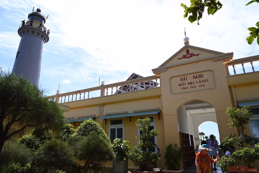Hải đăng Đại Lãnh được xây dựng năm 1890 gồm khối nhà cao 5m với diện tích 320 m vuông, dười nền có bể ngầm chứa nước mưa, trần nhà có hệ thống pin mặt trời để cung cấp năng lượng cho hải đăng chiếu sáng. 