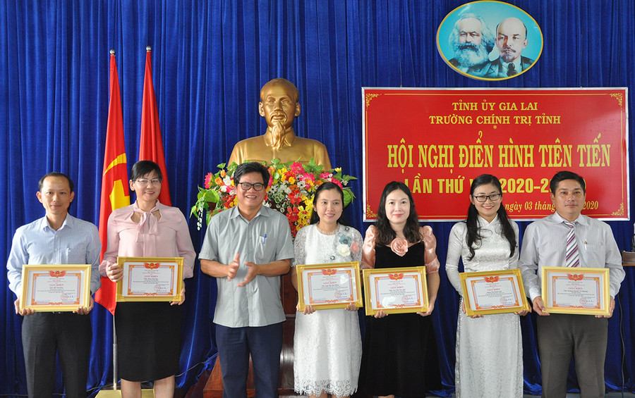  Hiệu trưởng Trường Chính trị tỉnh tặng giấy khen cho các cá nhân tiêu biểu. Ảnh: Phương Linh