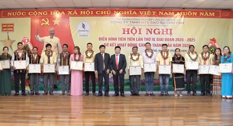  Công ty tuyên dương các cá nhân và tập thể đạt thành tích xuất sắc trong phong trào thi đua yêu nước. Ảnh: Hà Đức Thành