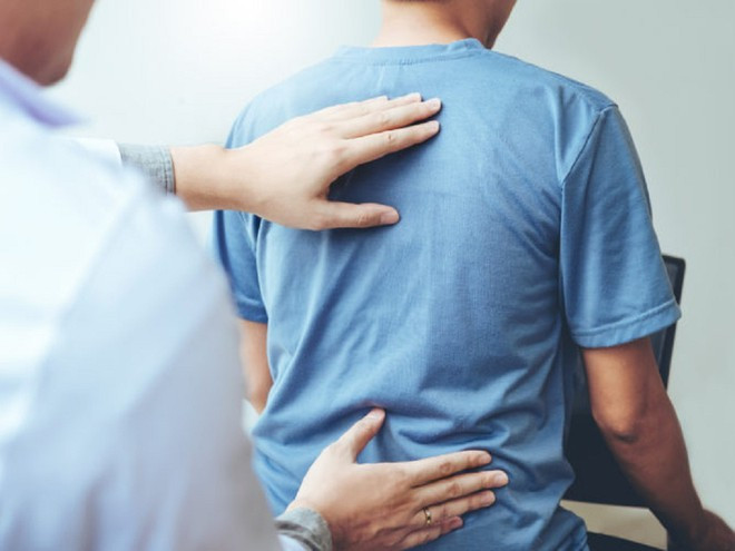 Người bệnh cần tìm đến bác sĩ khi cơn đau lưng kéo dài, thậm chí nặng hơn. Ảnh: SHUTTERSTOCK