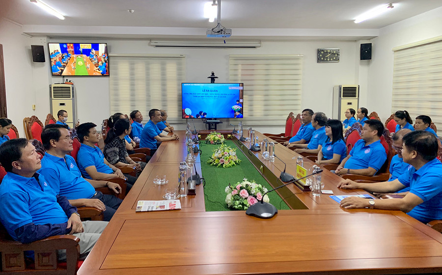 BHXH Gia Lai phối hợp với Bưu điện tỉnh tổ chức “Lễ ra quân hưởng ứng Ngày Bảo hiểm Y tế (BHYT) Việt Nam-Tuyên truyền, vận động người dân tham gia BHXH tự nguyện, BHYT hộ gia đình”. Ảnh: Như Nguyện BHXH Gia Lai phối hợp với Bưu điện tỉnh tổ chức “Lễ ra quân hưởng ứng Ngày Bảo hiểm Y tế (BHYT) Việt Nam - Tuyên truyền, vận động người dân tham gia BHXH tự nguyện, BHYT hộ gia đình”. Ảnh: Như Nguyện