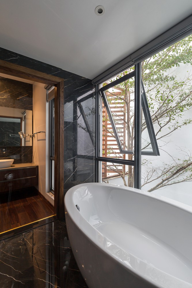 Cửa sổ thường xuyên được mở ra để phòng tắm luôn khô thoáng.