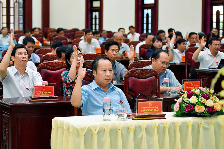 Các đại biểu đã biểu quyết thông qua 16 nghị quyết. Ảnh: Đức Thụy