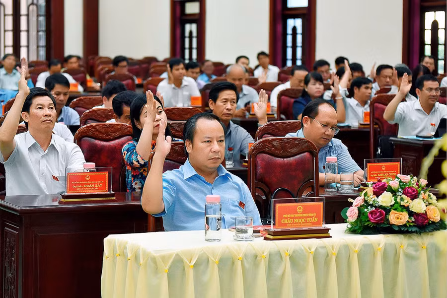 Các đại biểu đã biểu quyết thông qua 16 nghị quyết. Ảnh: Đức Thụy