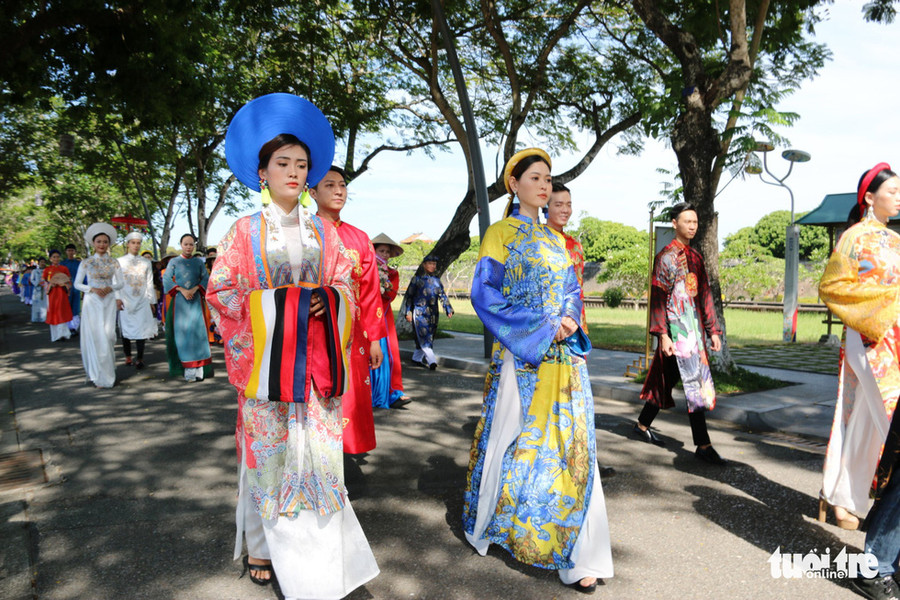 Áo dài Nhật Bình (ngoài cùng bên trái) - loại áo dài được các bà hoàng, công chúa trong cung cấm xưa sử dụng - Ảnh: NHẬT LINH