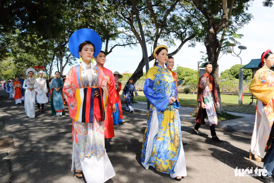 Áo dài Nhật Bình (ngoài cùng bên trái) - loại áo dài được các bà hoàng, công chúa trong cung cấm xưa sử dụng - Ảnh: NHẬT LINH