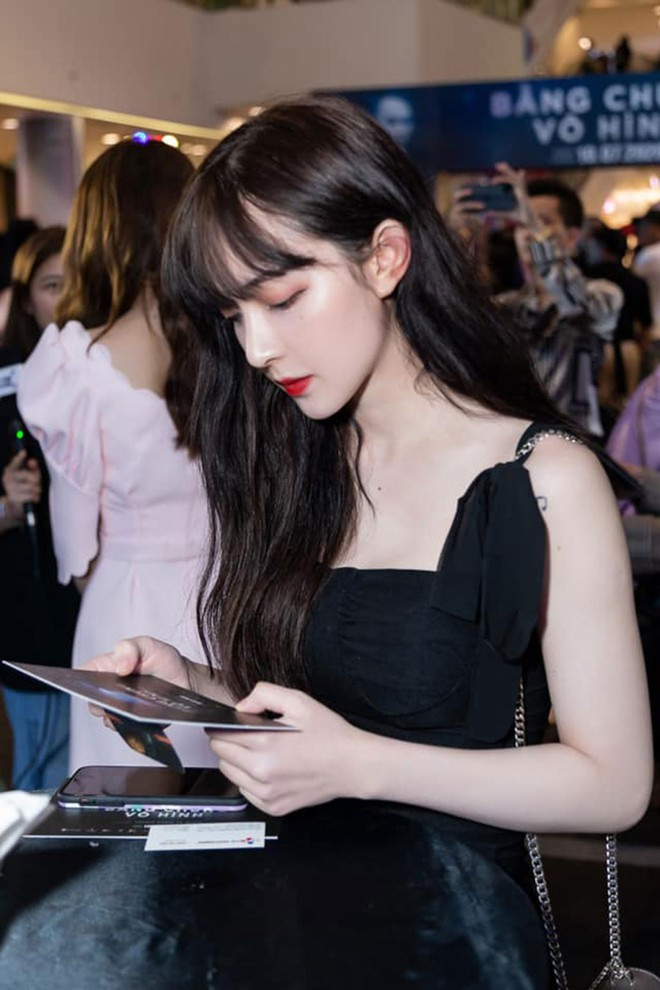 Phi Linh khoe góc chụp 