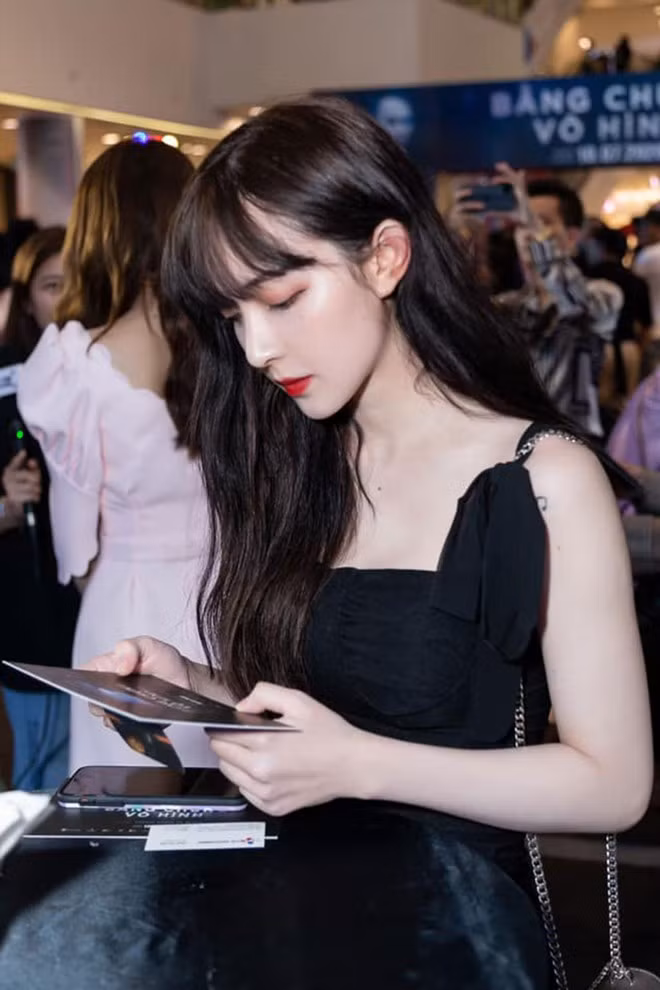 Phi Linh khoe góc chụp 