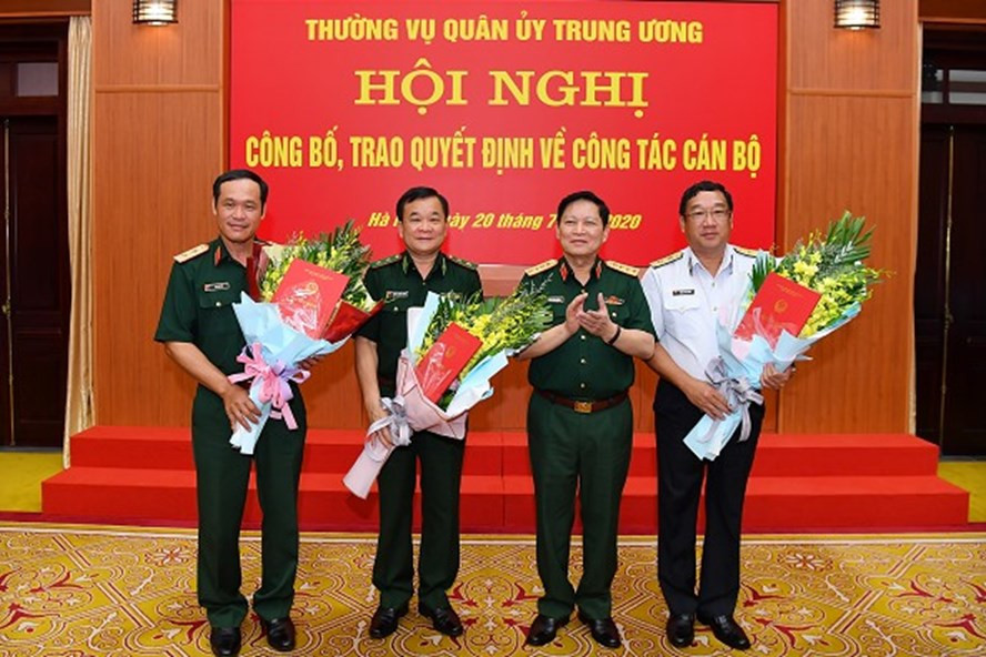 Đại tướng Ngô Xuân Lịch tặng hoa chúc mừng các đồng chí vừa được Thủ tướng Chính phủ bổ nhiệm chức vụ Thứ trưởng Bộ Quốc phòng. Ảnh BQP Đại tướng Ngô Xuân Lịch tặng hoa chúc mừng các đồng chí vừa được Thủ tướng Chính phủ bổ nhiệm chức vụ Thứ trưởng Bộ Quốc phòng. Ảnh BQP