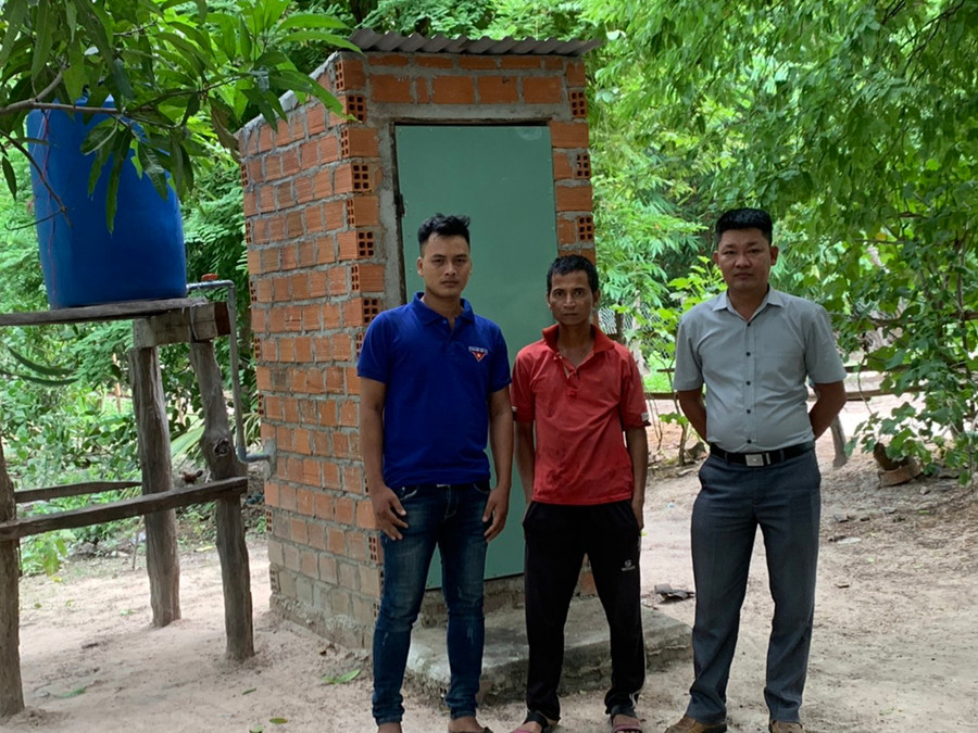 Anh Rô Nha (giữa; xã Ia Broăi, huyện Ia Pa) vui mừng khi được hỗ trợ xây dựng nhà tiêu hợp vệ sinh. Ảnh: Vũ Chi Anh Rô Nha (giữa; xã Ia Broăi, huyện Ia Pa) vui mừng khi được hỗ trợ xây dựng nhà tiêu hợp vệ sinh. Ảnh: V.C