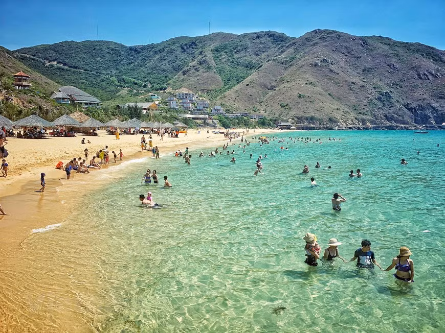 Với làn nước trong xanh, Kỳ Co được ví như Maldives của Việt Nam. (Ảnh: Xuân Mai/Vietnam+)