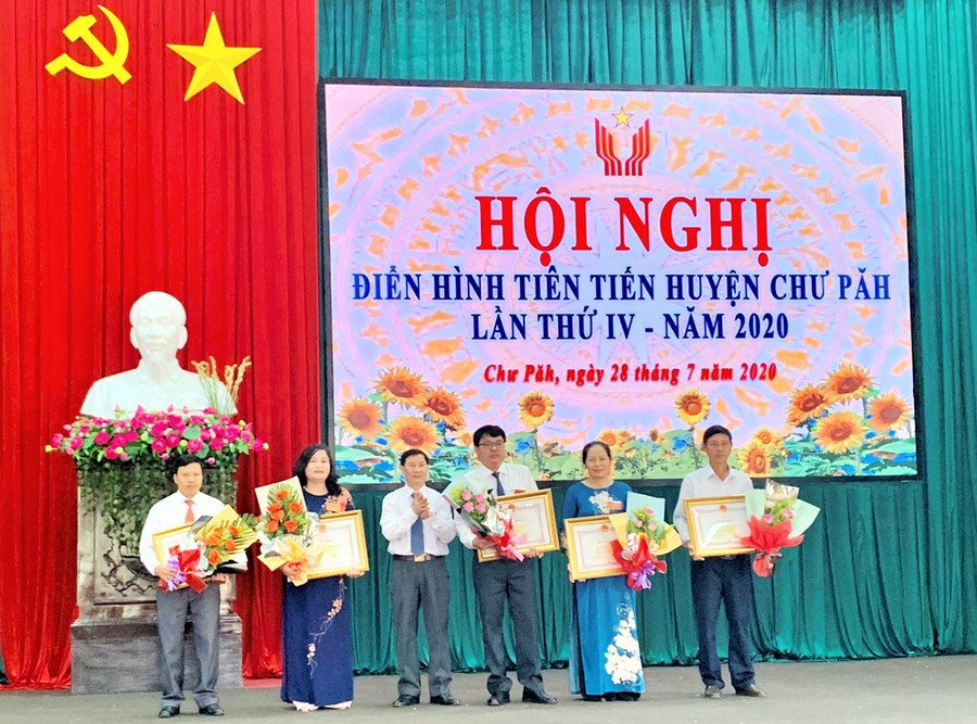 Ông Đoàn Bảy-Bí thư Huyện ủy Chư Pah trao bằng khen của Chủ tịch UBND tỉnh cho các tập thể và cá nhân. Ảnh: Đinh Yến Ông Đoàn Bảy-Bí thư Huyện ủy Chư Pah trao bằng khen của UBND tỉnh cho các tập thể và cá nhân. Ảnh: Đinh Yến