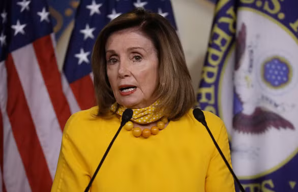  Chủ tịch Hạ viện Mỹ Nancy Pelosi chỉ trích gay gắt chuyện luật an ninh quốc gia áp dụng cho Hong Kong nhưng lại do chính quyền Bắc Kinh soạn thảo thông qua - Ảnh: REUTERS