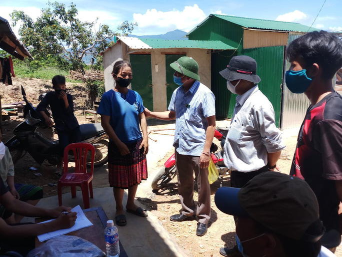 Ông Nay Phi La (đội mũ cối) thăm hỏi người dân vùng dịch ở xã Cư Pui