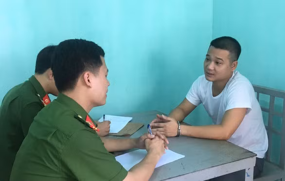  Công an lấy lời khai của bị can Phạm Văn Ân - Ảnh Công an tỉnh Thanh Hóa cung cấp