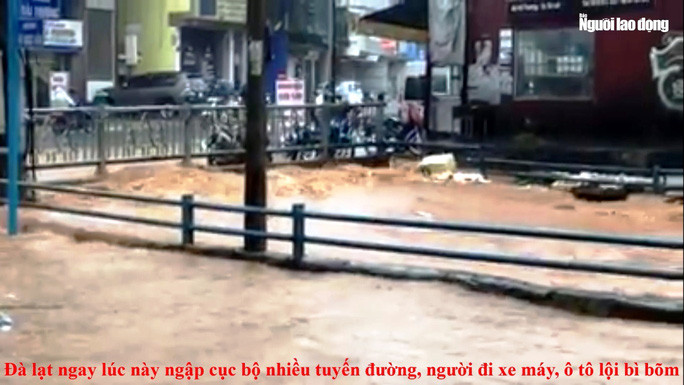 Nhiều tuyến đường bị chìm trong biển nước.