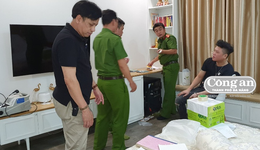 Cơ quan công an khám xét nơi ở của đối tượng chủ mưu cầm đầu Trần Viết Nghĩa. Cơ quan công an khám xét nơi ở của đối tượng chủ mưu cầm đầu Trần Viết Nghĩa.
